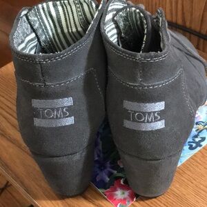 Chic Toms Gray Lace-Up Suede Wedge Boots